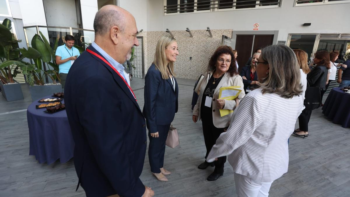 La concejala Lidia López junto a la presidenta de la Confederación de Mercados Tradicionales.