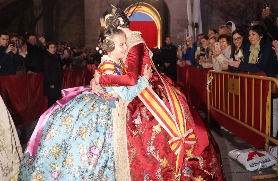 Así se vive la Crida al lado de las falleras mayores