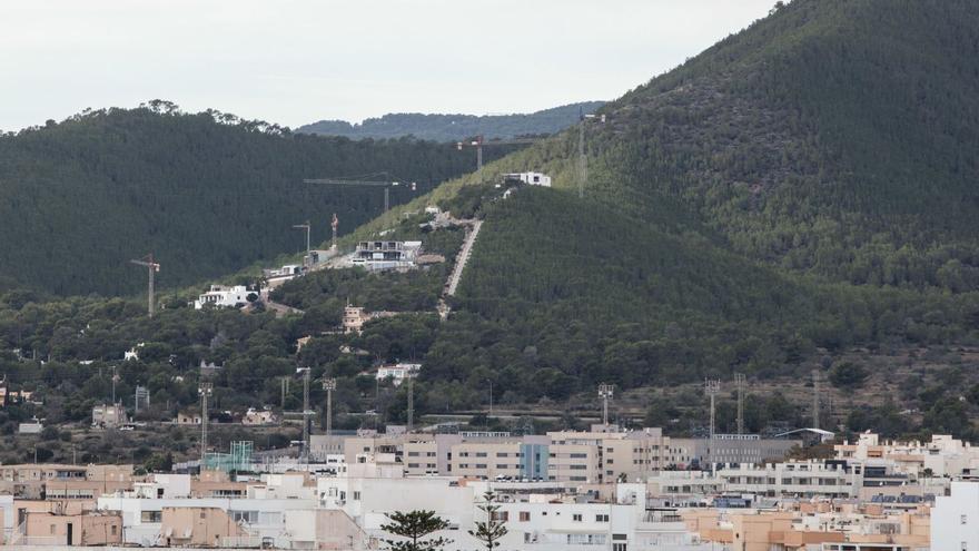 Vista de parte de la ciudad de Eivissa con las obras de edificación en la urbanización de Cas Mut al fondo. | VICENT MARÍ