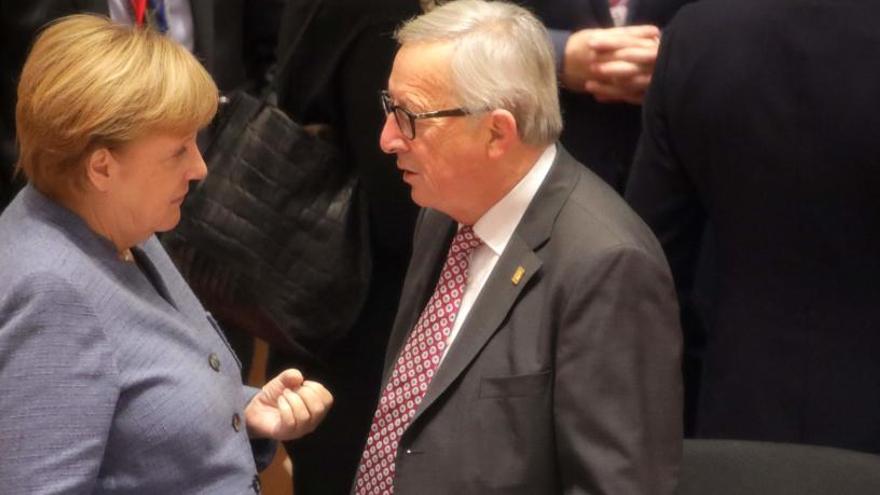 Juncker conversando con Merkel en Bruselas