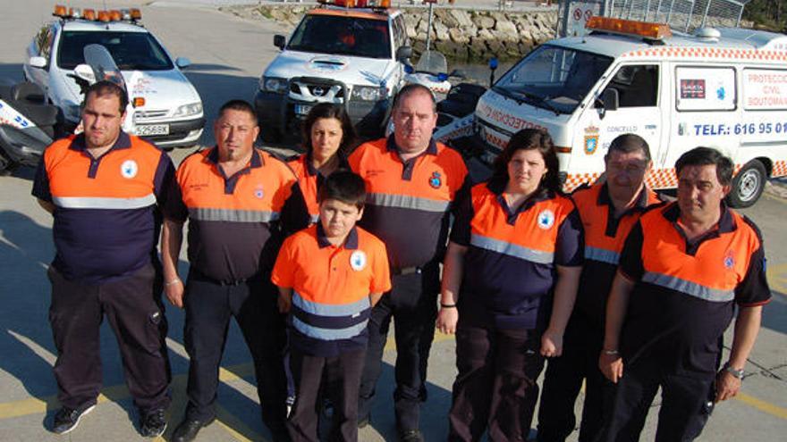 Los miembros de Protección Civil de Soutomaior, ayer, en el puerto de Arcade junto a sus vehículos.  // FdV