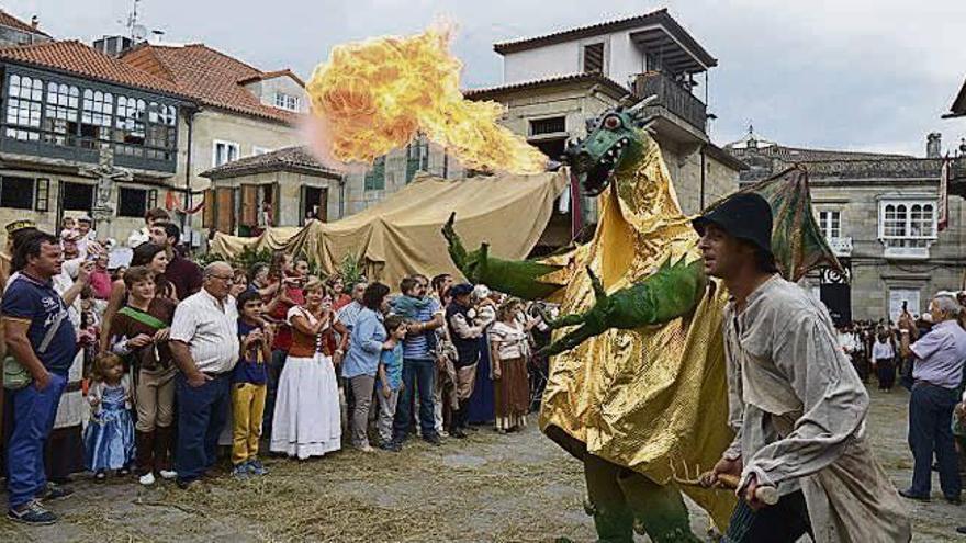 Dragón que encabezaba el desfile del vino.