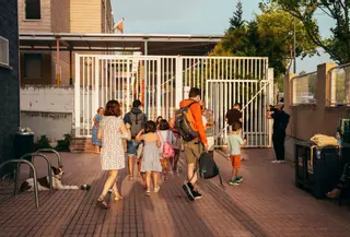 "A algunos niños les daba miedo, otros se lo tomaron como un juego": las familias evacuadas en Madrid pasan la noche en un centro