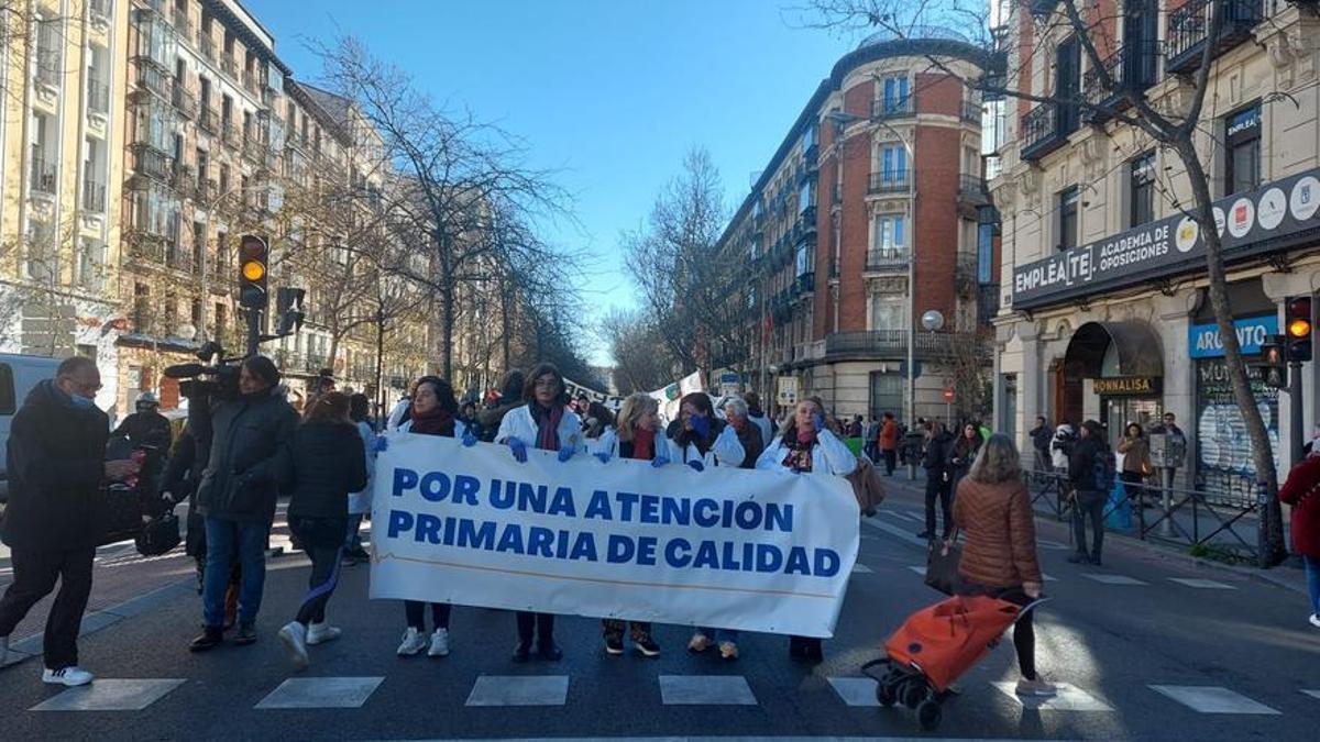 Marcha de médicos en la calle Sagasta.