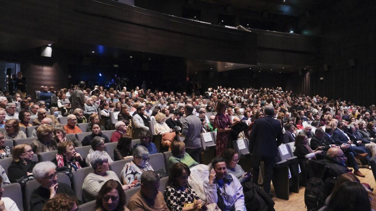 El público presente anoche en el auditorio municipal.