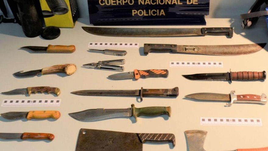 El ladrón multirreincidente en prisión por robar en cocheras de Mieres portaba más de una docena de navajas y cuchillos