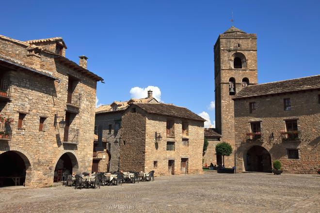 Plaza del pueblo medieval de Aínsa, en Huesca