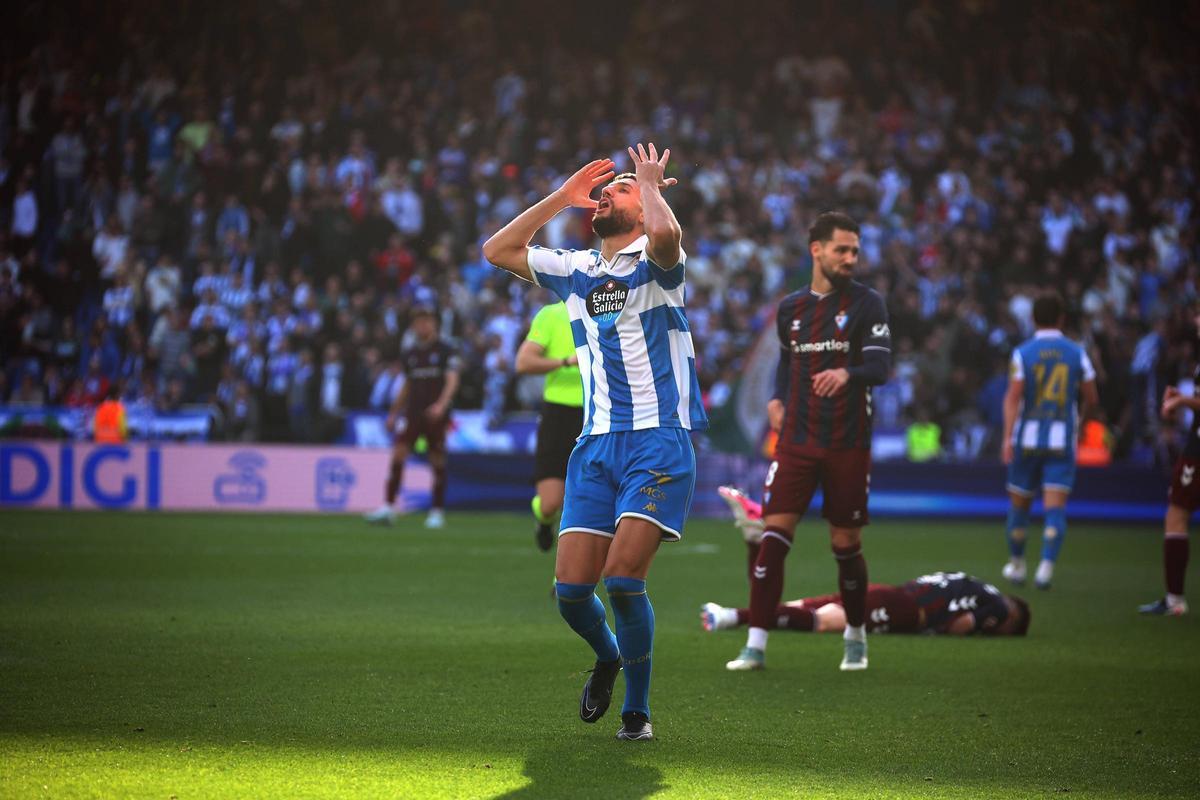 Eddahchouri protesta una falta tras una disputa