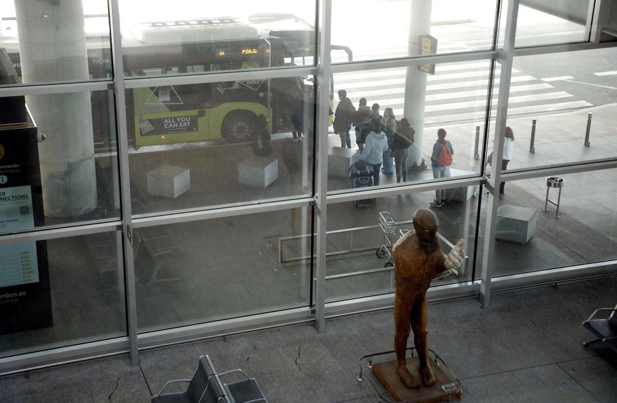 Pasajeros embarcan en un autobús en el aeropuerto de Santiago