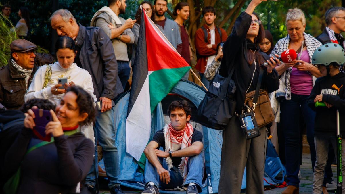 Estudiantes en la protesta en la UB por Gaza