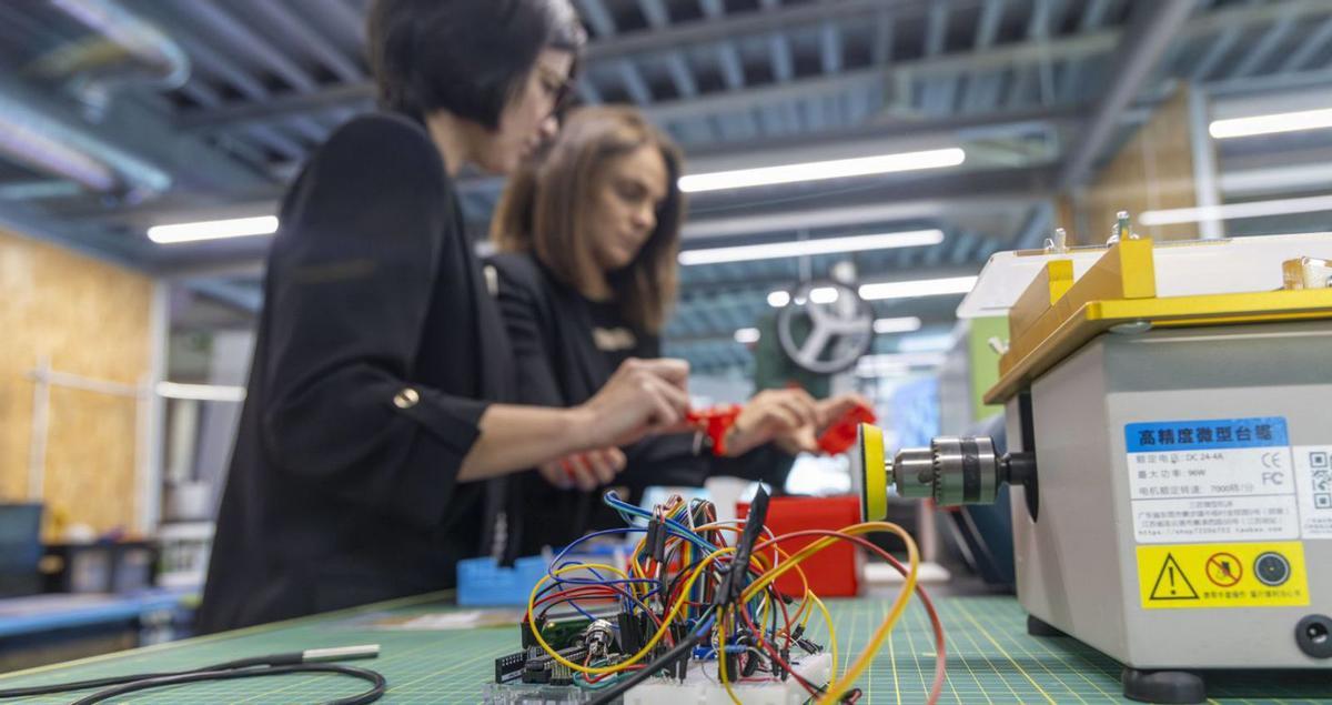 El equipo de CIEDix comprueba el funcionamiento de toda clase de prototipos. | Jesús Prieto