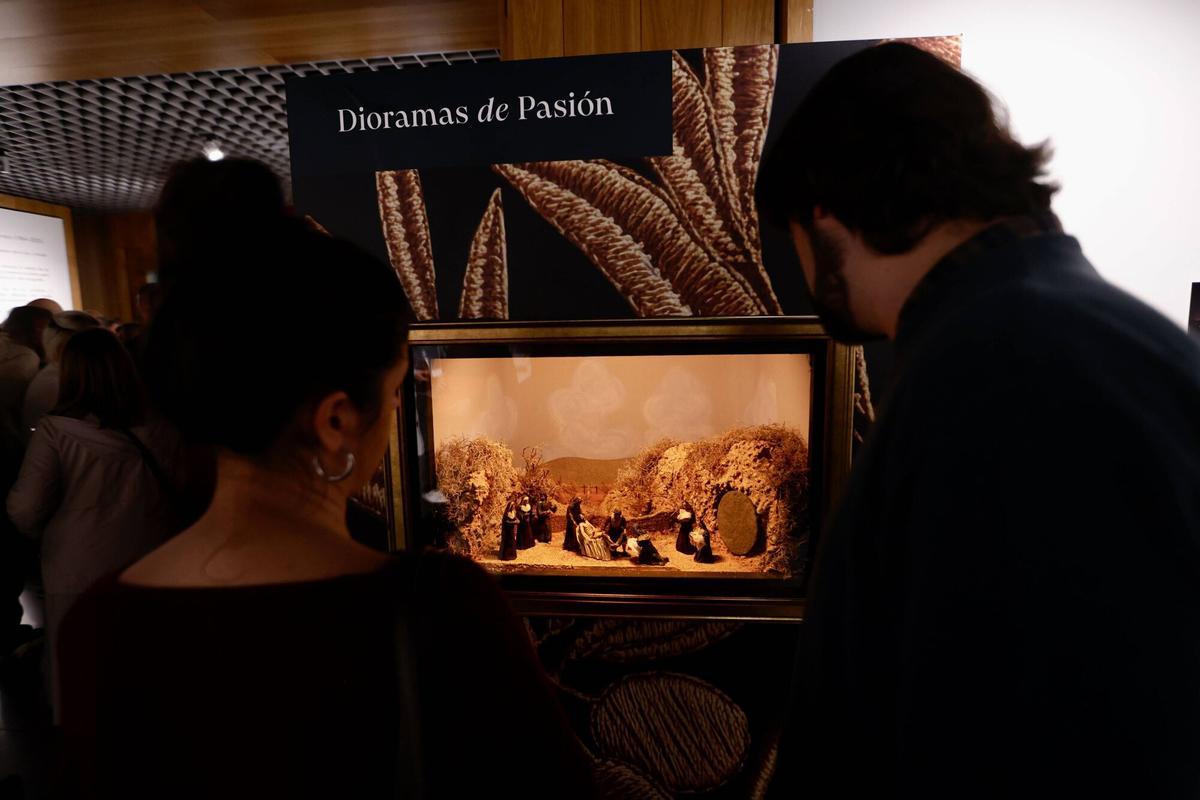 Córdoba. Fundación Cajasol, tendrá lugar la inauguración de las exposiciones «Memorial Juan Luis Seco. XLIV concurso de fotografía de la Semana Santa de Córdoba» y «Dioramas de Pasión» El acto contará con la presencia de D. Juan Manuel Carrasco, delegado de la Fundación Cajasol, D. Manuel Murillo, presidente de la Agrupación de Hermandades y Cofradías y D. Javier Barcones, presidente de la Asociación de Belenistas