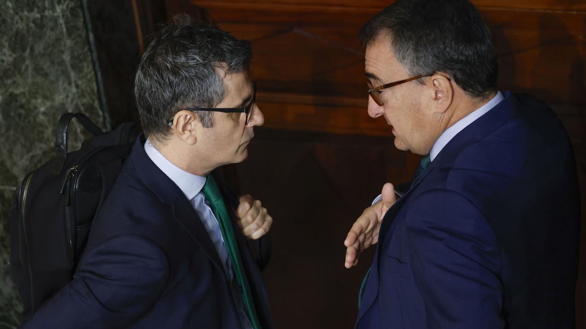 El ministro de la Presidencia, Justicia y Relaciones con las Cortes, Félix Bolaños, y el portavoz del PNV, Aitor Esteban, hablando durante el pleno de este miércoles en el Congreso.