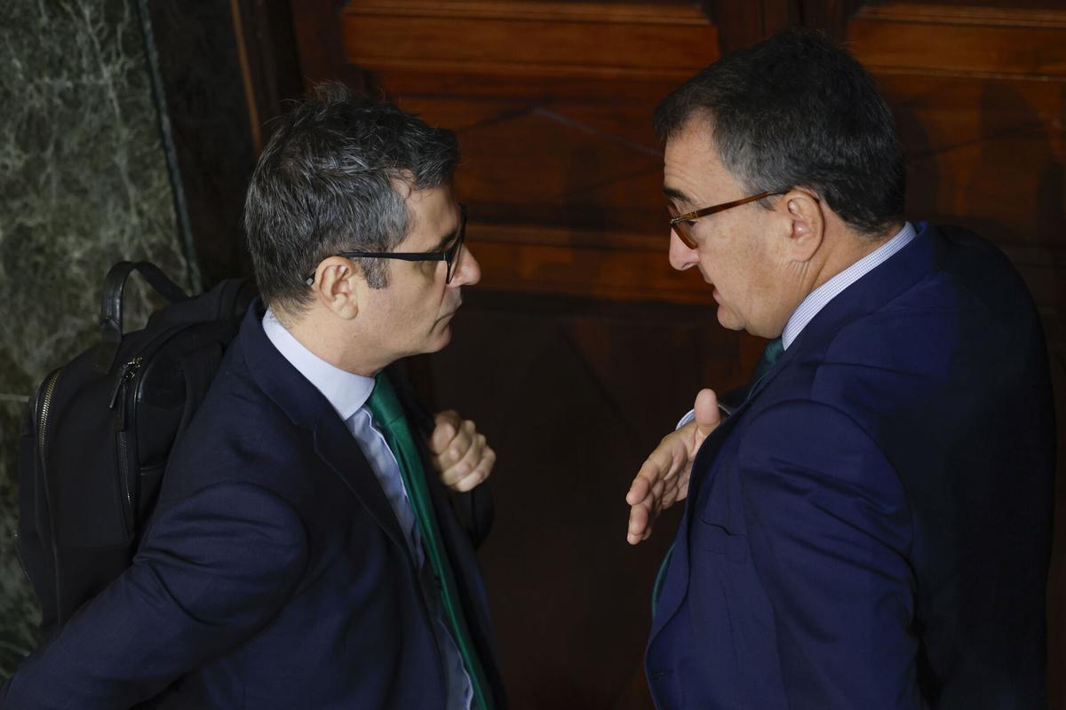 El ministro de la Presidencia, Justicia y Relaciones con las Cortes, Félix Bolaños, y el portavoz del PNV, Aitor Esteban, hablando durante el pleno de este miércoles en el Congreso.