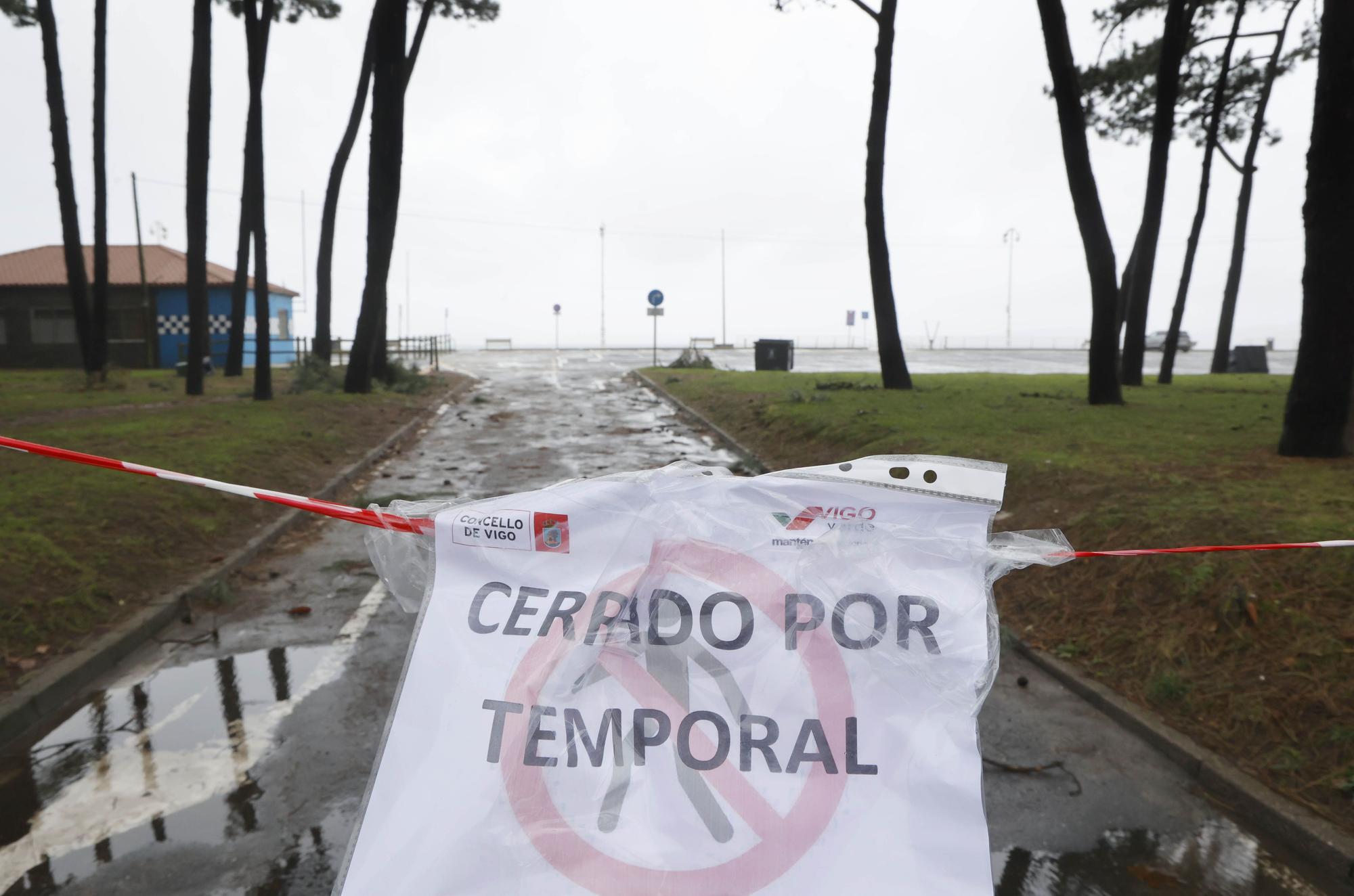 Acceso cortado a un aparcamiento en Samil.