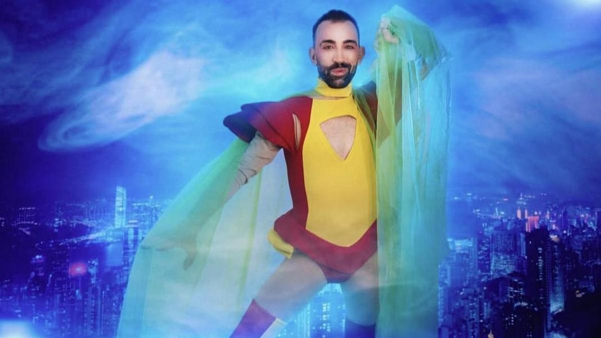 Franco Deluxe posa con uno de sus llamativos estilismos, reflejo de la creatividad y el desparpajo que muestra en sus redes sociales.