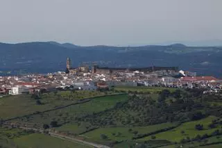El pueblo de Huelva considerado “la catedral del ibérico” conserva un castillo medieval y kilómetros de dehesa
