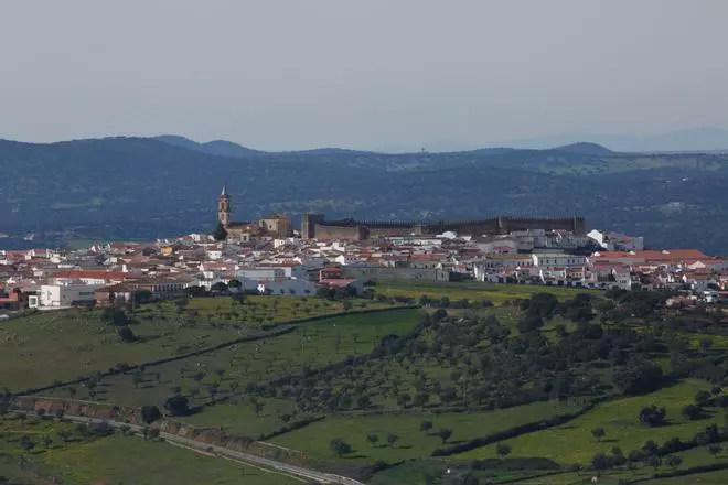 El pueblo de Huelva considerado “la catedral del ibérico” conserva un castillo medieval y kilómetros de dehesa