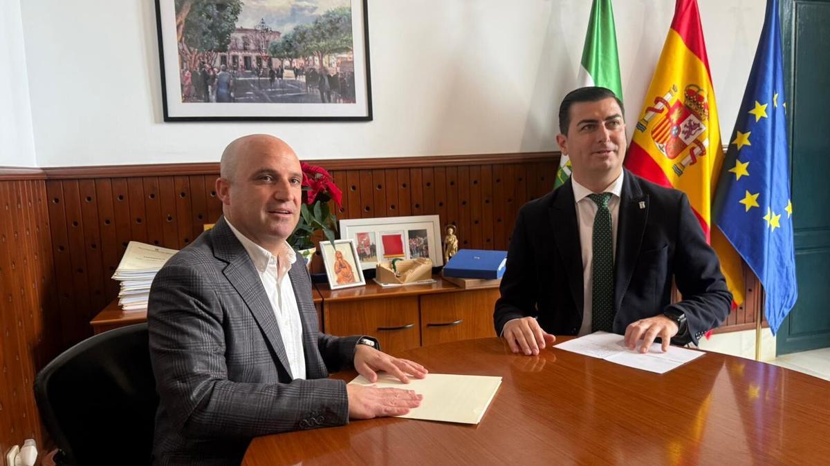 El presidente de la Diputación de Almería (dcha.) y el alcalde de Níjar.