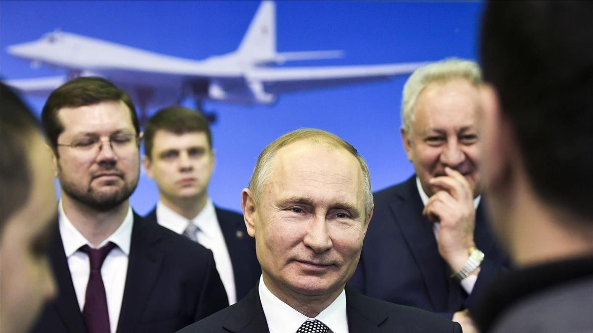 Vladimir Putin se dirige a los empleados en su visita a la planta que fabrica el nuevo avión TU-160, en Kazan