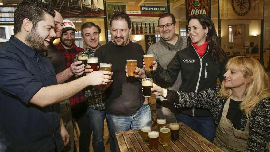 Rubén Rosón, a la izquierda, Frankie Delgado, en el centro, junto a Diego Valiño y algunos de los participantes en la presentación del Salón de la Cerveza, en la plaza de Trascorrales.