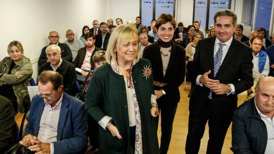 Mercedes Fernández, junto a los vicesecretarios Emma Ramos y Carlos Rodríguez de la Torre, durante la reunión de ayer.