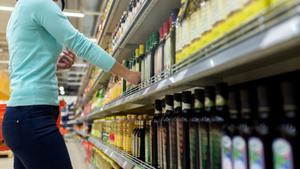 Lineales de aceite de oliva en un supermercado.