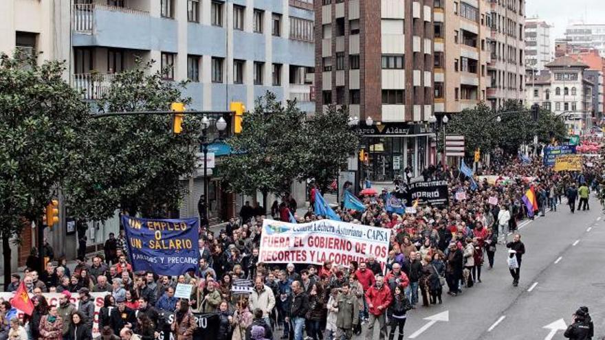 La manifestación de los sindicatos minoritarios, ayer, a su paso por la calle gijonesa de Álvarez Garaya.