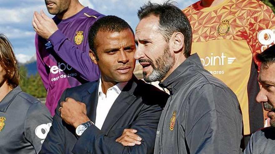 El técnico del Real Mallorca dialoga con Molango durante la foto oficial del equipo.