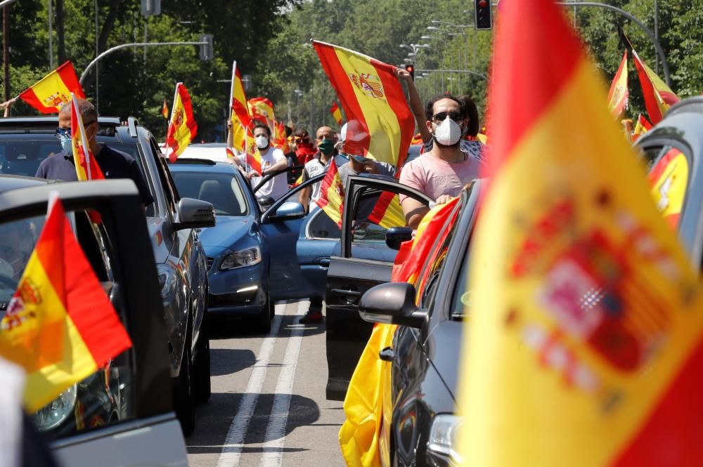 Cientos de personas secundan la protesta de Vox.