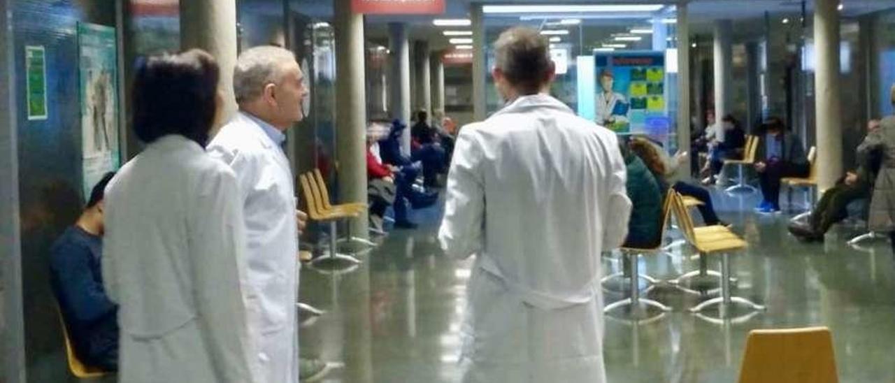 La nueva pantalla del sistema telemático en la sala de espera del Hospital do Salnés. // FdV