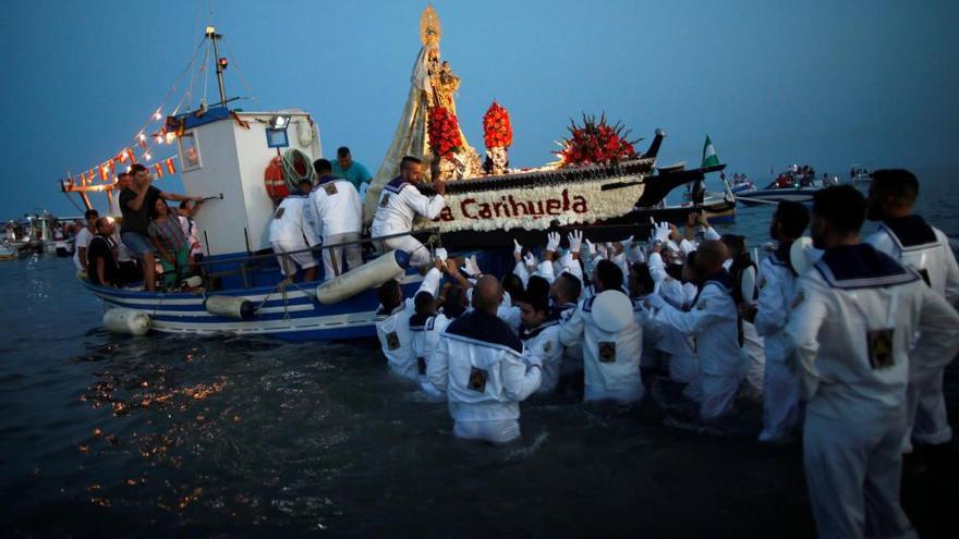 Imagen del desembarco de la Virgen del Carmen en La Carihuela.