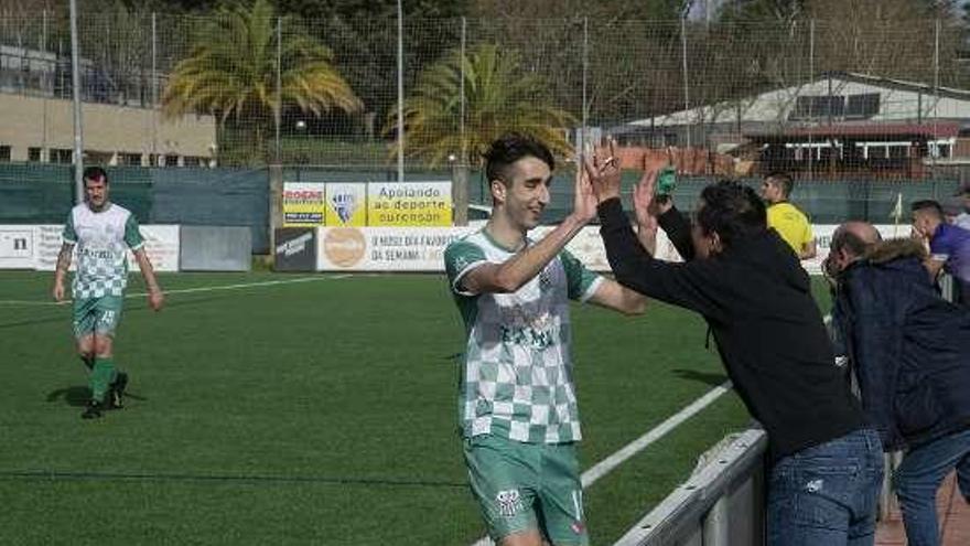 Mayo celebra el tecer gol del Melias, ayer en Oira. // Carlos Peteiro