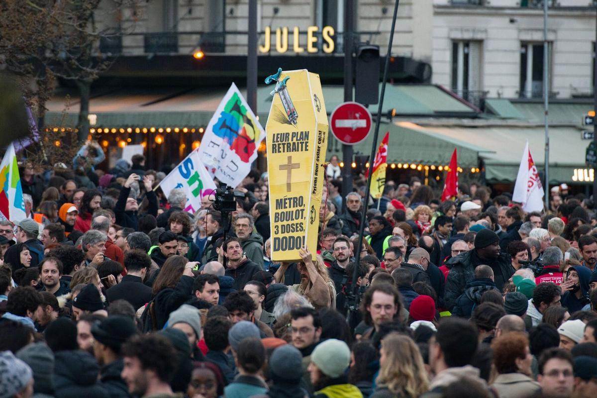 La manifestaciones en París contra la reforma de pensiones se saldan con 122 detenidos