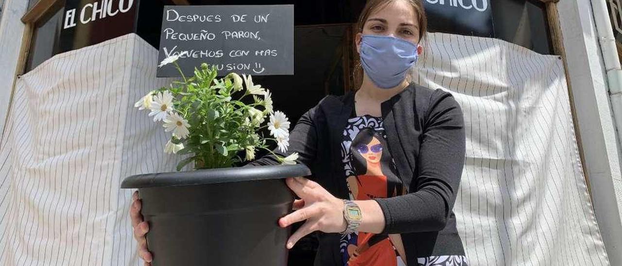 Sandra Casielles, con la planta promocional, frente a su establecimiento.