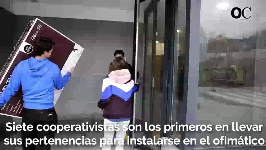 Siete cooperativistas firman las escrituras de sus viviendas en el ofimático