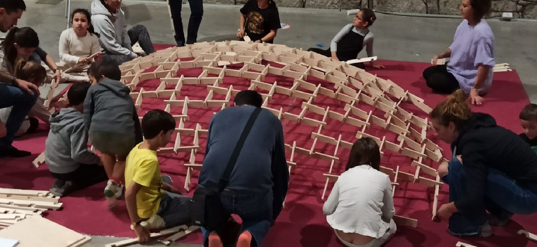 Les imatges del primer dia de l'activitat Kapla al Museu de l'Aigua i el Tèxtil