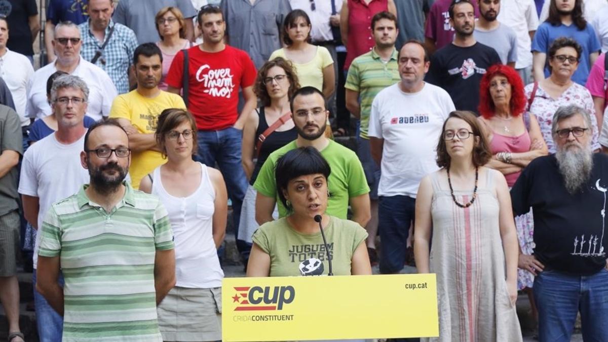 La diputada Anna Gabriel, junto a otros representantes de la CUP, en la plaza del Rei de Barcelona.