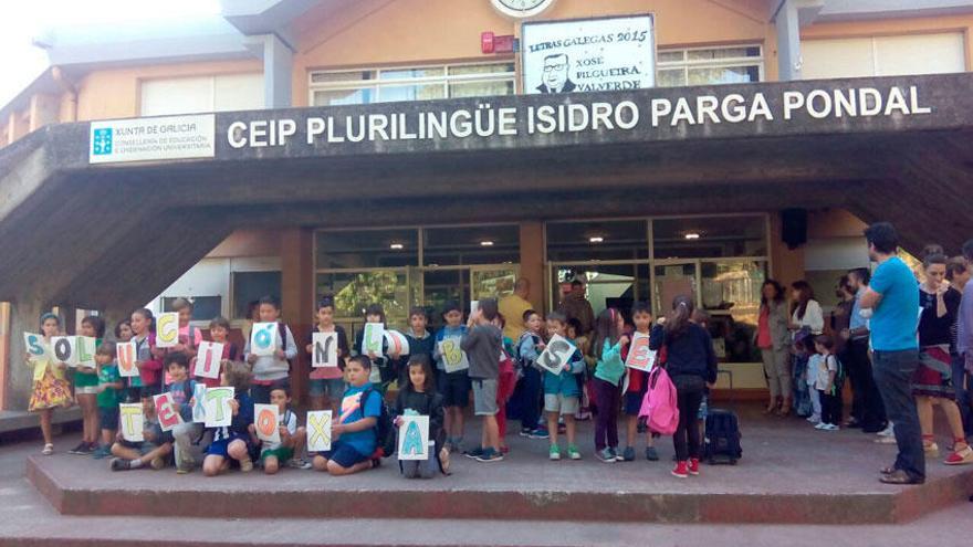 Protesta en el colegio Isidro Parga Pondal de Santa Cruz de Oleiros.