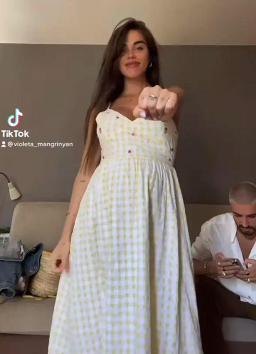 Violeta Mangriñán con vestido de cuadros vicky amarillo de Zara