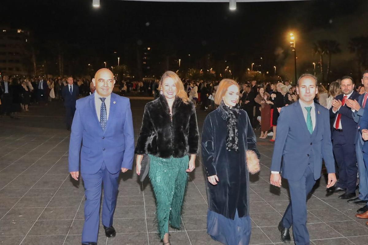 L'alcaldessa Begoña Carrasco i la presidenta del Patronal de Festes, Noelia Selma, en el Palau.