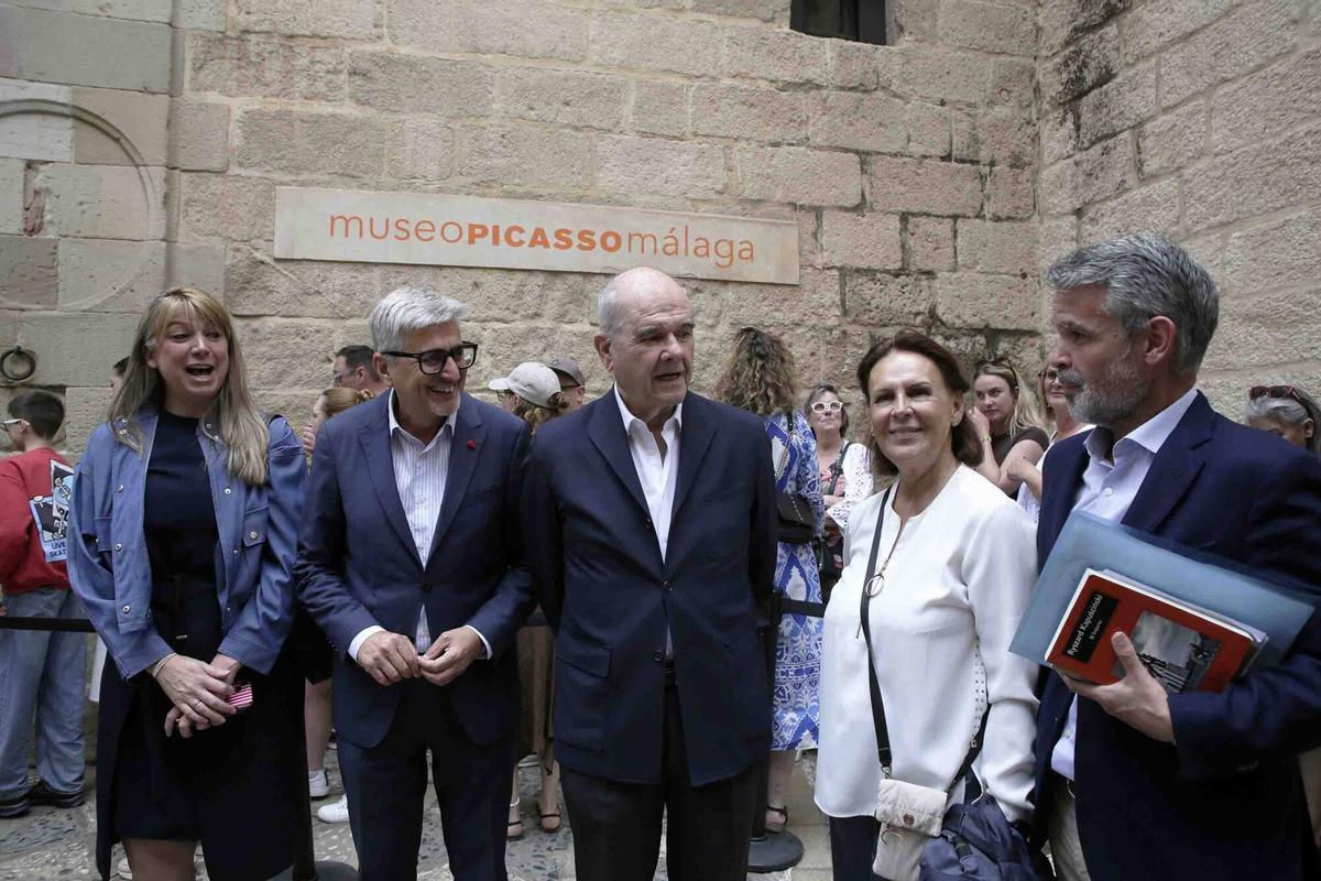 MLG 12-05-2026.- El expresidente de la Junta de Andalucía Manuel Chaves; la exconsejera de Cultura Rosa Torres y el secretario general del PSOE de Málaga y candidato, Josele Aguilar, ofrecen una rueda de prensa