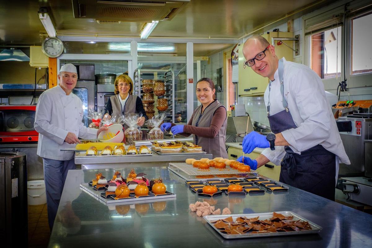 David Gil a l’obrador de la pastisseria de Llívia que aquest any en farà quaranta