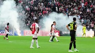 El Ajax-Feyenoord, tras 15 detenidos, se reanuda el miércoles