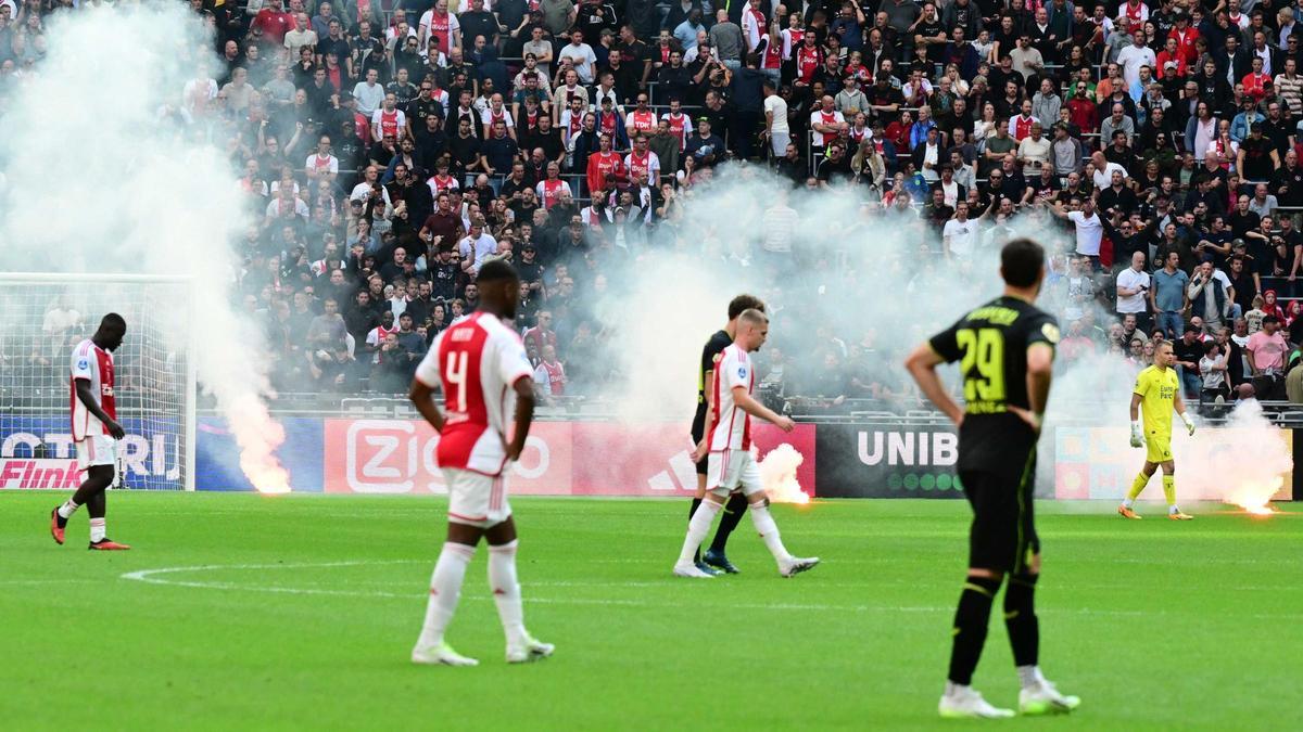 Los jugadores del Ajax y el Feyenoord abandonan el terreno de juego.