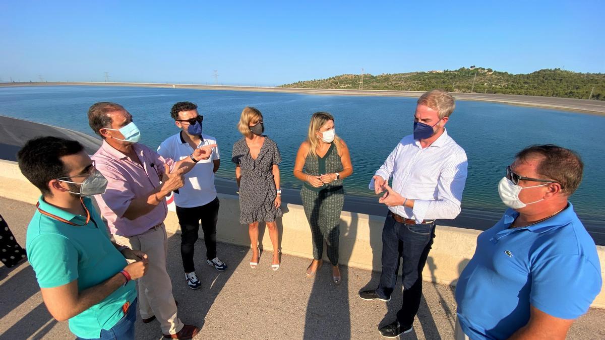 La presidenta provincial del PPCS, Marta Barrachina; el presidente del PP de la Vall d&#039;Uixó, Óscar Clavell, y la portavoz de los Populares en la ciudad, Carolina Castelló, entre otros cargos.