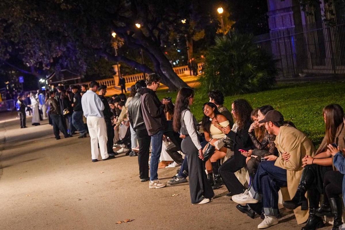 Los fans seleccionados de Rosalía esperan horas para el listening party en el MNAC, Barcelona