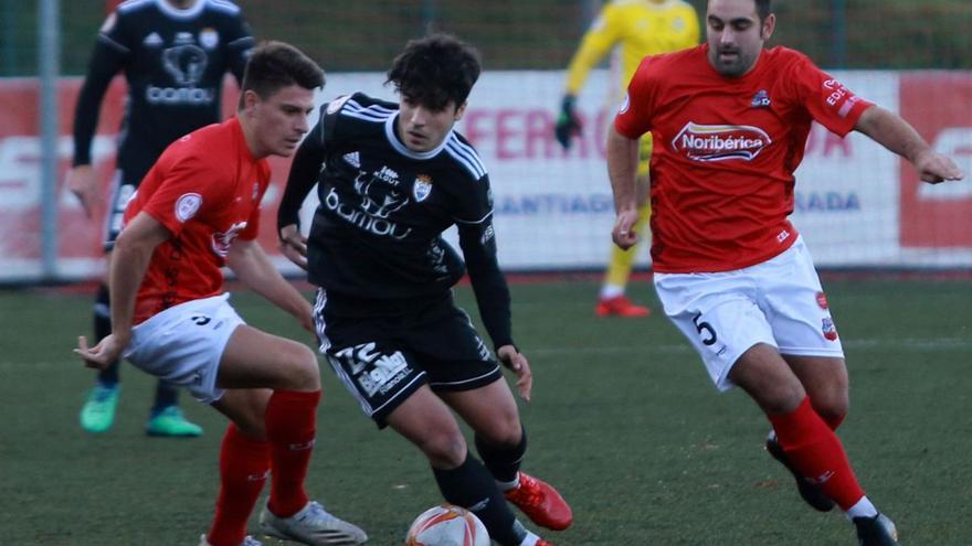 Mateo y Brais Calvo presionan a Prol durante el partido de ayer. | // BERNABÉ/ANA AGRA
