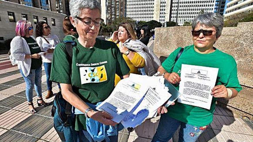 Ángela Hernández junto a otras compañeras antes de la entrega de firmas al Gobierno de Canarias en la sede de Presidencia, en la capital grancanaria.