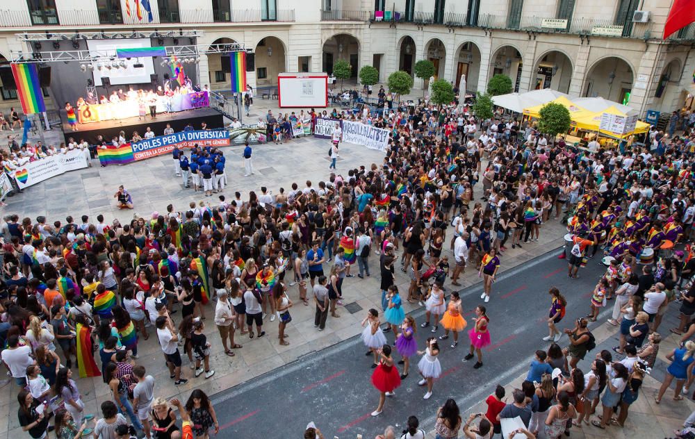 Alicante ondea la bandera del Orgullo LGTBI